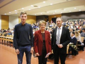 Andrée Kempf, notre Déléguée pour le grand Est (Alsace) remet le Prix de l'AFDMA àYannick Fritsch, élève du Gymnase de Strasbourg, le 05.11.2016 au Pôle européen de gestion et d'économie de l'Université.