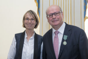 Remise des insignes de Chevalier des Arts et Lettres par La Ministre Mme Françoise Nyssen à Cyrille Schott le 26 juin 2018